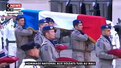 Hommage à nos soldats: Regardez en vidéo l’arrivée des cercueils des 13 militaires tués au Mali dans la cour des Invalides