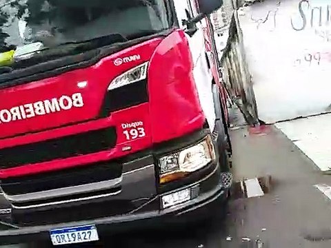 Bombeiros combatem incêndio no prédio do DML em Vitória