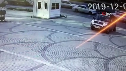Direksiyon hakimiyetini kaybeden üniversite öğrencisi otobüs durağına daldı