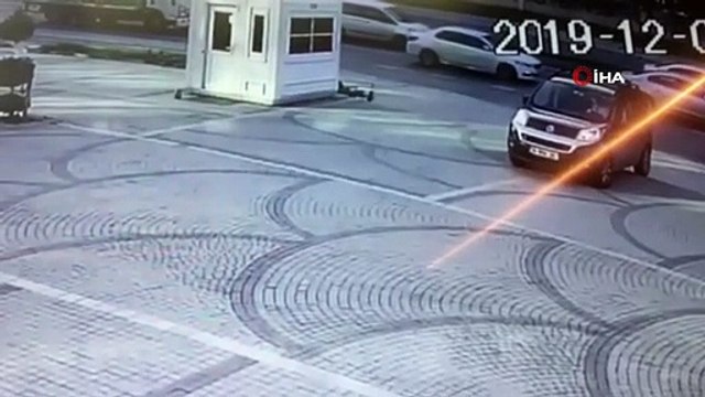 Direksiyon hakimiyetini kaybeden üniversite öğrencisi otobüs durağına daldı