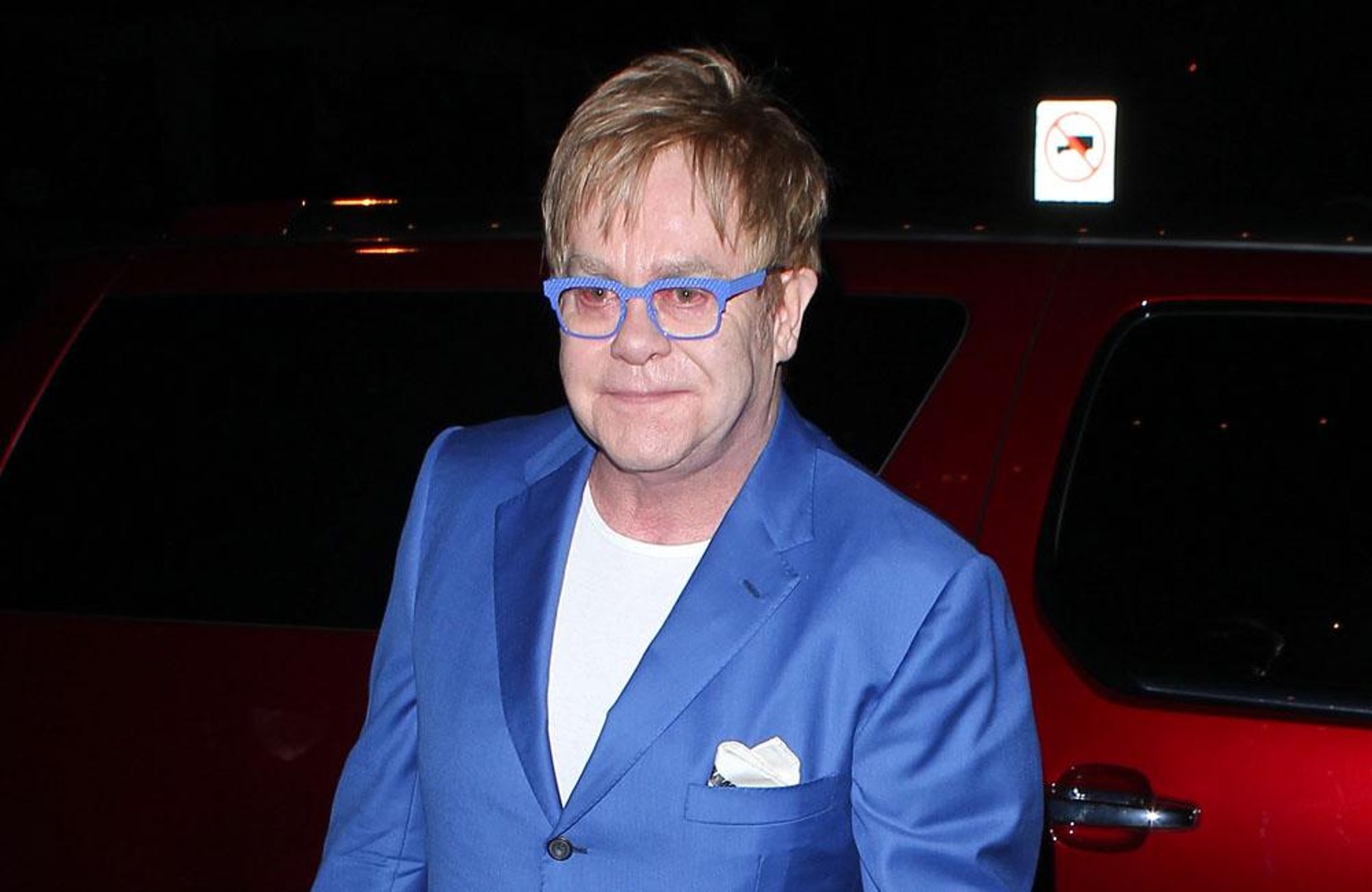 ⁣Elton John slams security guard