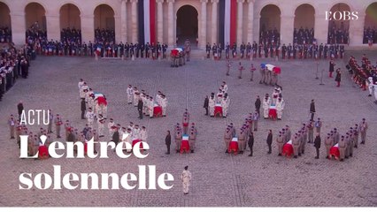 Au son des tambours, l'entrée solennelle des cercueils des 13 soldats tués au Mali dans la cour des Invalides