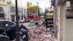 El derrumbe de una cornisa de un edificio de Chamberí deja completamente sepultado a un Smart