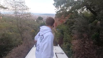 Los Mossos investigan a dos menores por 'surfear' sobre un tren en Barcelona