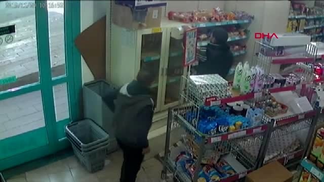 93 yaşındaki kadını dolandırmaya çalışan 2 şüpheli suçüstü yakalandı