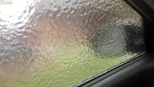 Sa fenêtre de voiture a gelé en intégralité et la glace tient toute seule !