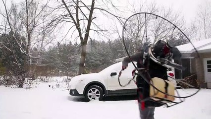 Cet homme a une méthode efficace pour enlever la neige de sa voiture