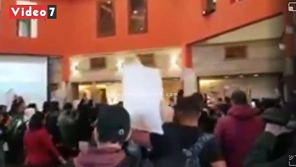 لحظة هتاف وانسحاب طلاب الجامعة الأمريكية من ندوة لدعم الاحتلال الإسرائيلى