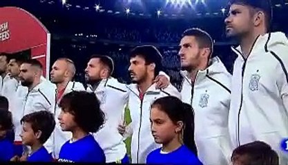 Los jugadores de Italia aplauden para acallar los pitos al himno de España