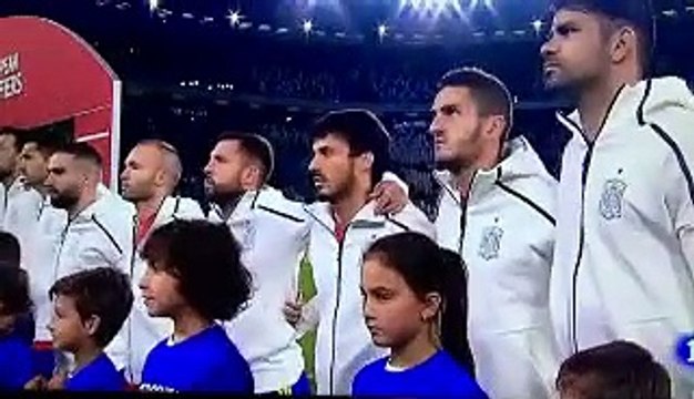 Los jugadores de Italia aplauden para acallar los pitos al himno de España