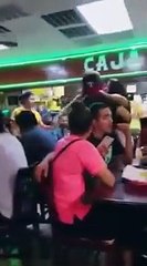 Empezó con una riña entre chicas por un bote de salsa y acabó en la destrucción del restaurante
