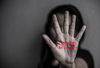 Las 10 mujeres que lograron que sus violadores huyeran con el rabo entre las piernas