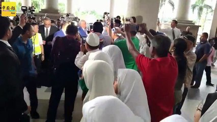 ◤SRC洗钱案◢ 洗钱案表罪成立 纳吉精神奕奕出庭自辩