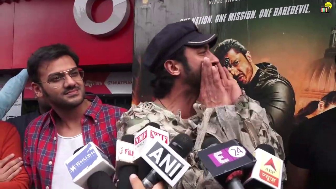 Vidyut Jammwal's SURPRISE Entry To See COMMANDO 3 Movie Public Response @GaietyGalaxy FANS go CRAZZY