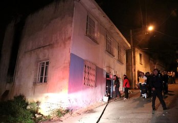 Alevlerin arasında kalan genç kadını itfaiye eri kurtardı