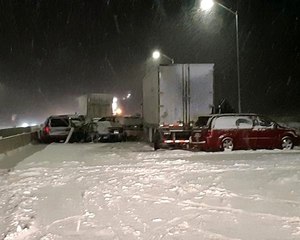 Kanada'da 40 araç birbirine girdi: 1 ölü