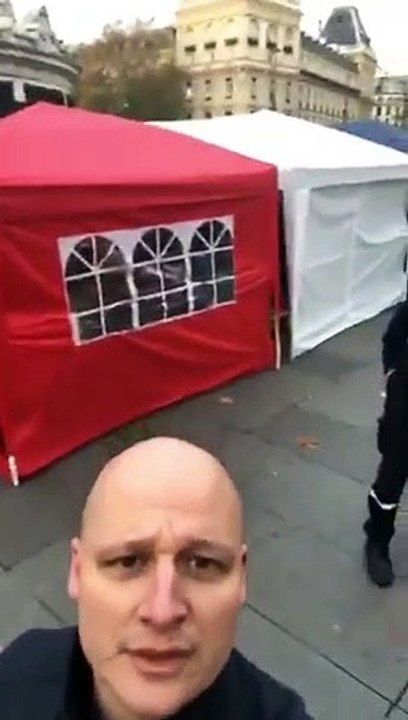 Quelques dizaines de pompiers professionnels ont commencé hier soir à camper sur la place de la République à Paris pour dénoncer le manque d'effectifs -