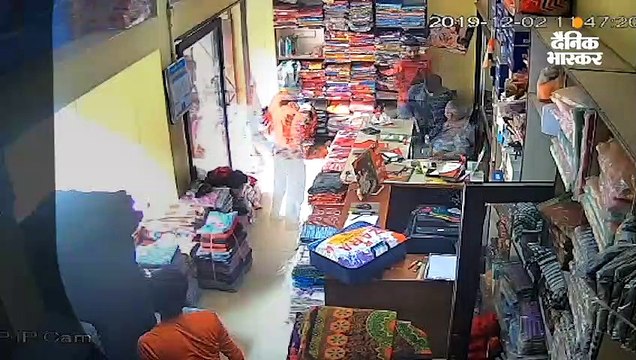 कारोबारी को दुकान में घुसकर मार डाला, गोलियां चलाते और लूटपाट करते बदमाश सीसीटीवी कैमरे में कैद