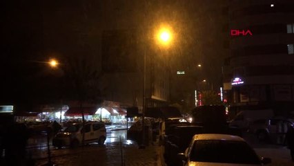 Van'a mevsimin ilk karı yağdı, 15 yerleşim yeriyle bağlantı kesildi