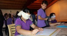 Öğrenciler, görme engellilerin sıkıntılarını anlamak için gözlerini kapatıp meyve sebze soydu