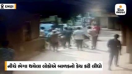 ફ્લેટના ત્રીજા માળની ગ્રીલ વગરની બારીમાંથી પટકાયું બાળક, નીચે ઉભેલા લોકોએ કેચ કરી જીવ બચાવ્યો