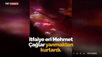 Alevlerin arasına maskesiz dalan itfaiyeci yangında kalan kadını kurtardı