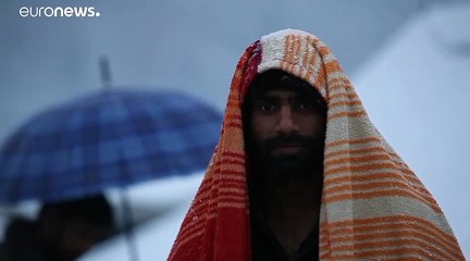 Мигранты встречают первый снег в палатках