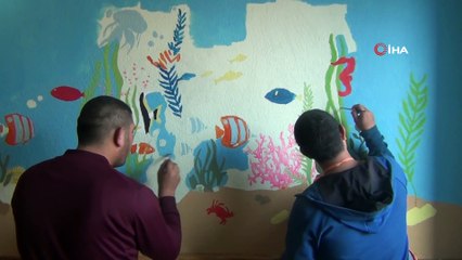 Engelleri duvar boyayarak, ebru yaparak aşıyorlar