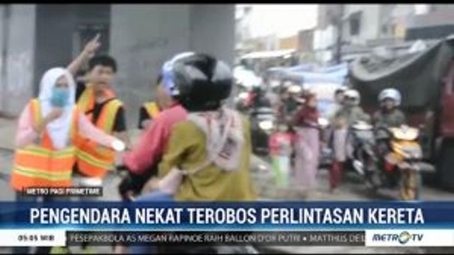 Viral, Pemotor Nekat Terobos Perlintasan Kereta Api di Cimahi