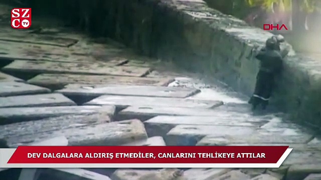 Dev dalgalara aldırış etmeyip canlarını tehlikeye attılar