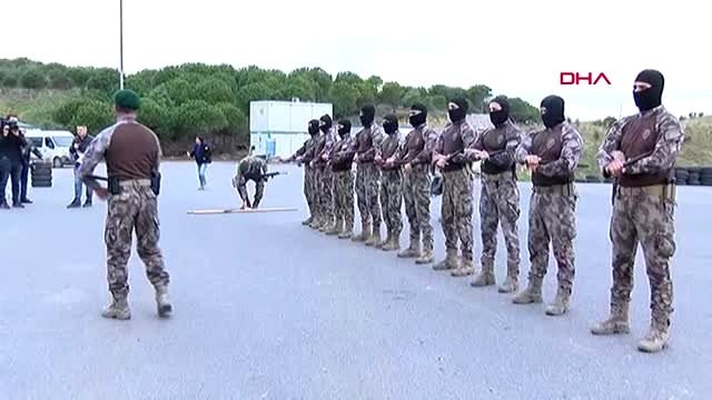 İstanbul'da özel harekat polislerinden nefes kesen tatbikat