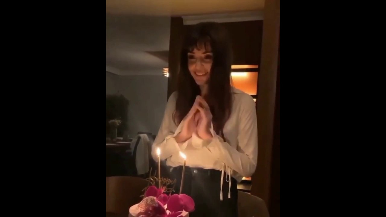 مسلسل عزيزة الحلقة 4 الاحتفال بميلاد عزيزة، علاقة الطاقم الجميلة  | حساب نتفليكس هدية