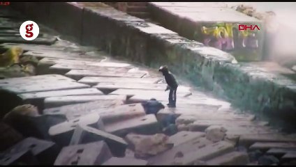 Dev dalgalar arasında fotoğraf çekmek istediler