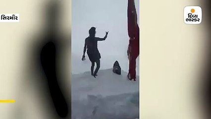 ભારે બરફવર્ષા વચ્ચે ચૂડધારની ટોચ પર અલમસ્ત બન્યા સાધુ