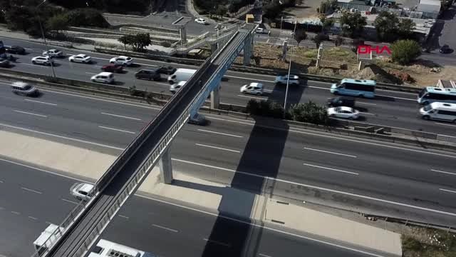 Küçükyalı'da engelli rampası yarım kalan üst geçit havadan görüntülendi