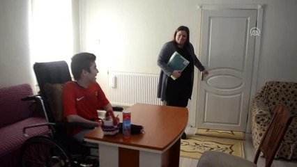 Kas hastası Ferhat "ayağına gelen okul"la derslerinden geri kalmıyor