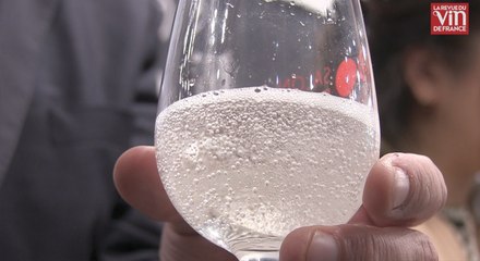 Ce saké pétillant laisse une impression de "poudreuse" en bouche