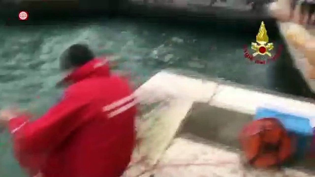 Acqua Alta a Venezia: recuperata l'edicola storica dal canale | Notizie.it