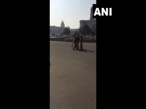 ఆధార్ కార్డులో పేరు తప్పు: రక్షణమంత్రి రాజ్ నాథ్ సింగ్ కాన్వాయ్ కు అడ్డు పడ్డాడు..!