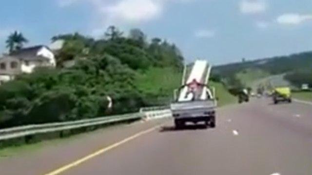 Régis monte dans la benne pour maintenir le matériel parce qu'ils ont oubliés les sangles