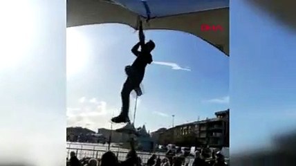 Pazar çadırı uçmasın diye tuttu, kendisi uçtu