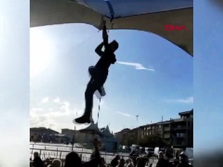 Şiddetli fırtına pazarcıyı böyle uçurdu!