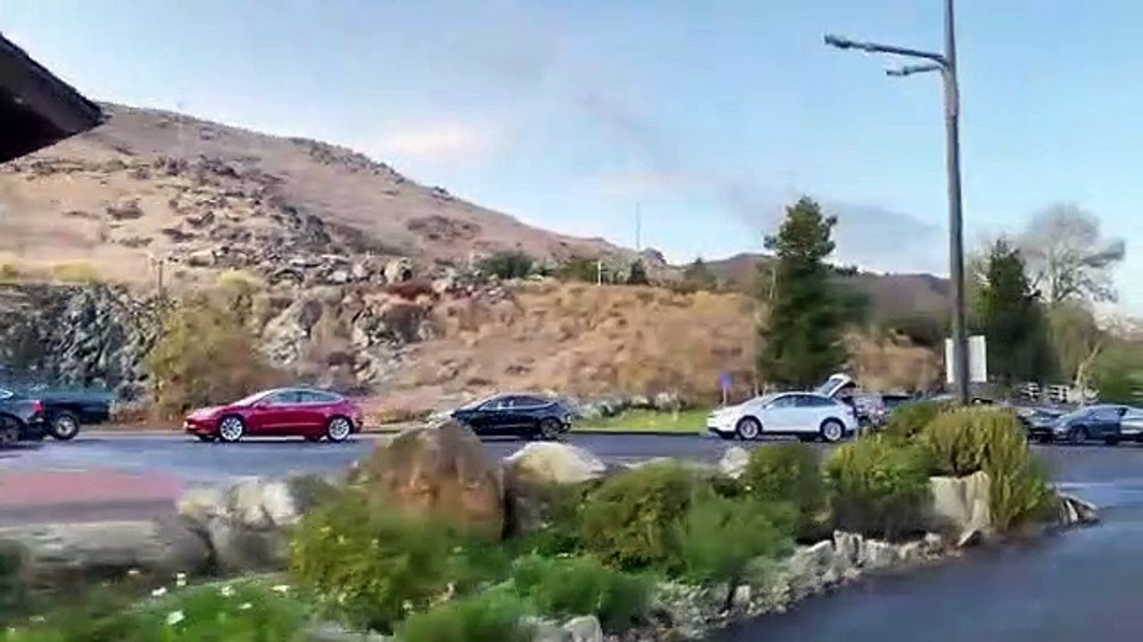 Quand tu dois faire la queue pour recharger ta Tesla pour thanksgiving... des heures de queue