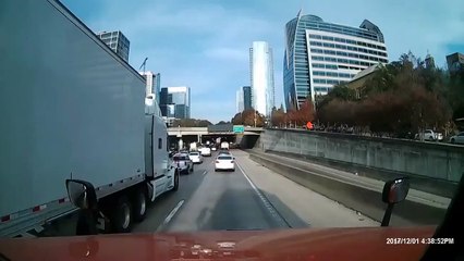 Un camion de pompier fait une entrée incroyable sur une voie rapide