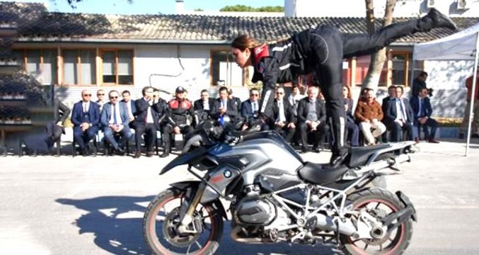 Motosikletli polis timleri akrobasi şovu yaptı