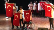 12 yaşındaki fiziksel engelli Süleyman, yaptığı akrobasi hareketleriyle izleyenleri hayran bıraktı