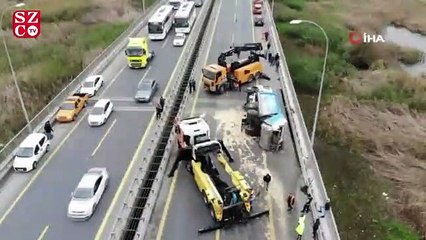 TEM Otoyolu'nda çöp kamyonu devrildi
