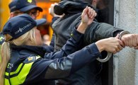 Hollanda'da sosyal medyadan tanıştıkları kızlara cinsel istismarda bulunan 8 kişi gözaltına alındı