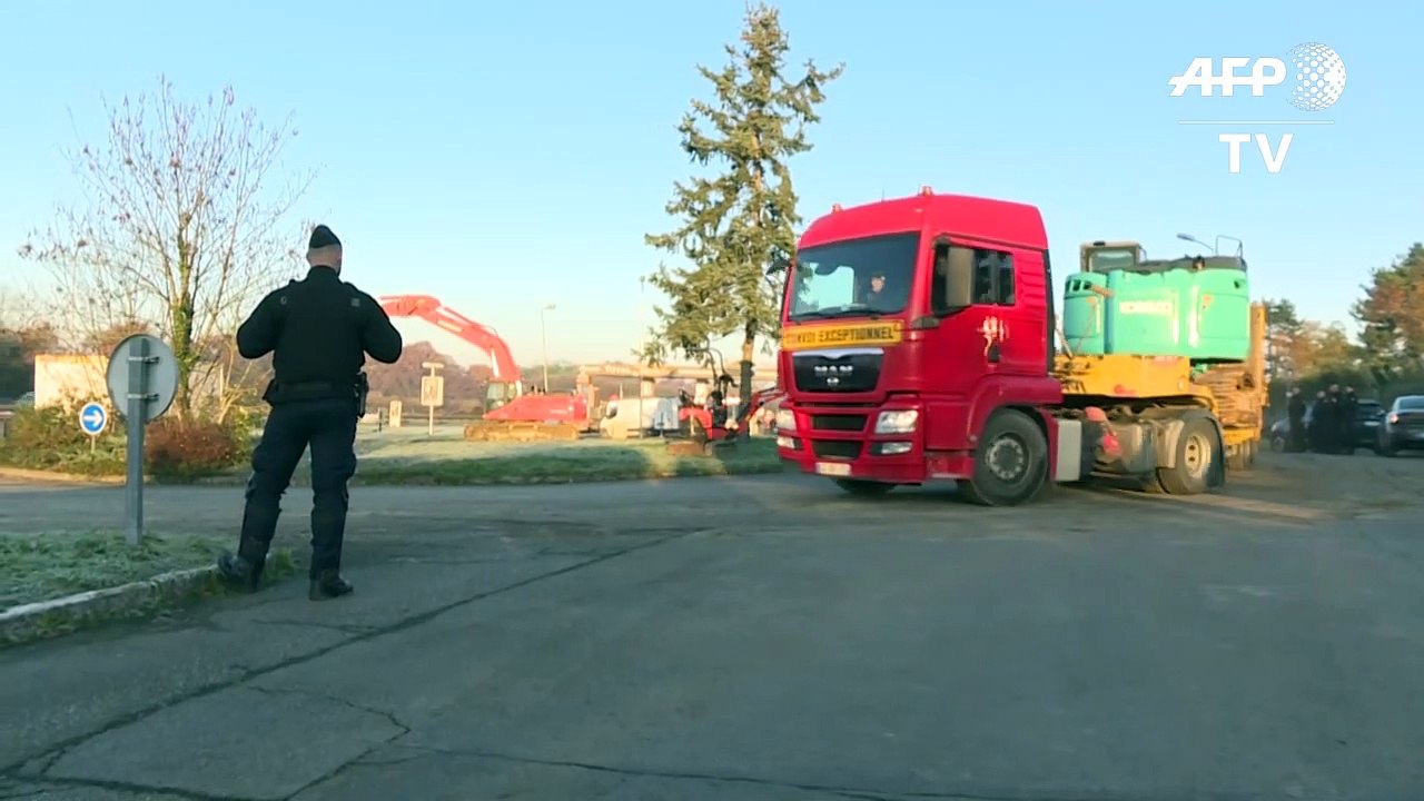 Réactions devant le dépôt pétrolier de Vern-sur-Seiche débloqué par la gendarmerie