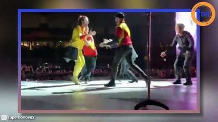 Il s'incruste sur scène pour danser avec Bono lors d'un concert de U2